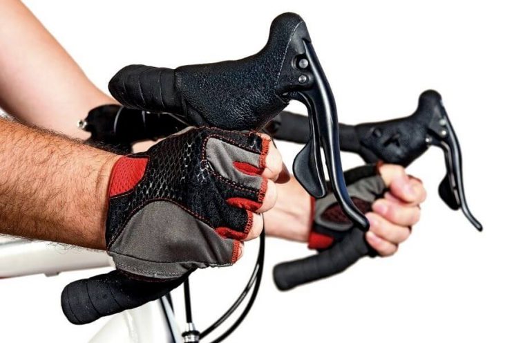 Astuces et réglages pour remédier aux douleurs aux poignets à vélo