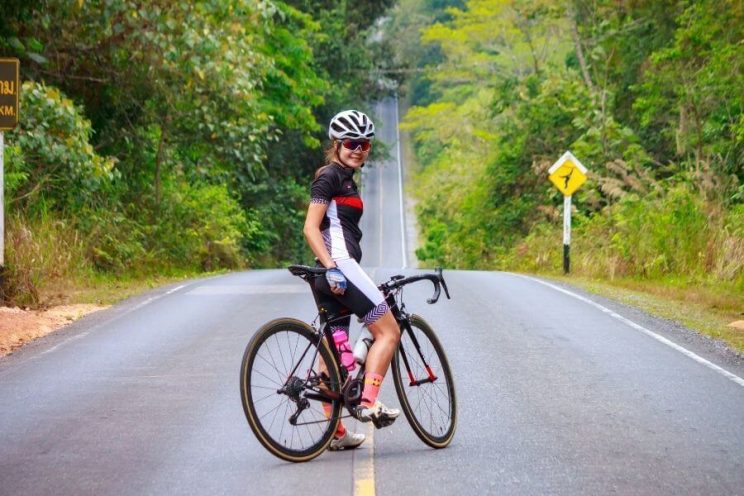 Cycliste femme avec vélo de route