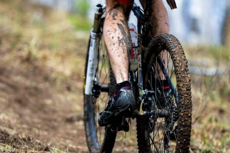 Vélo de montagne pleins de boue