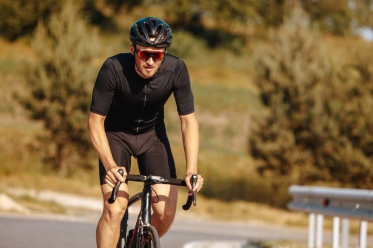 Cycliste avec vélo de route et lunettes en été