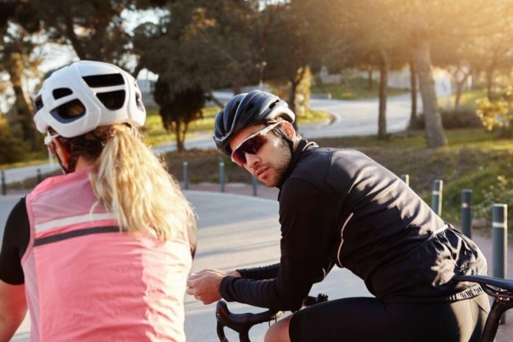 Couple de cycliste homme et femme avec vélo de route en été