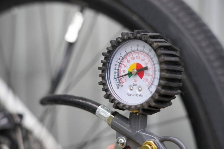 A quelle pression dois-je gonfler les pneus de mon vélo ?