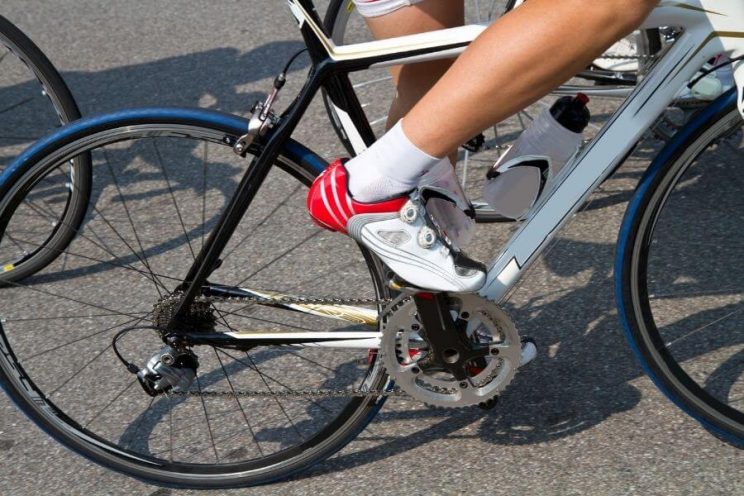 Cycliste avec un vélo et des chaussures de route