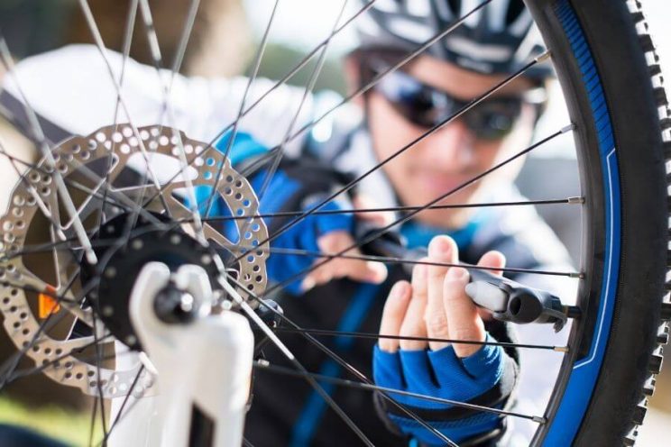 Réparer une crevaison sans démonter la roue du vélo