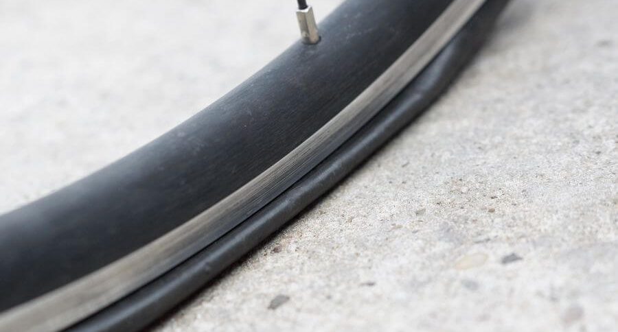 Comment monter un pneu tubeless VTT? Comment démonter un tubeless? Comment  passer en tubeless? 