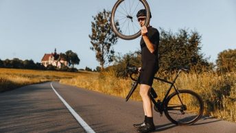 Cycliste change sa roue