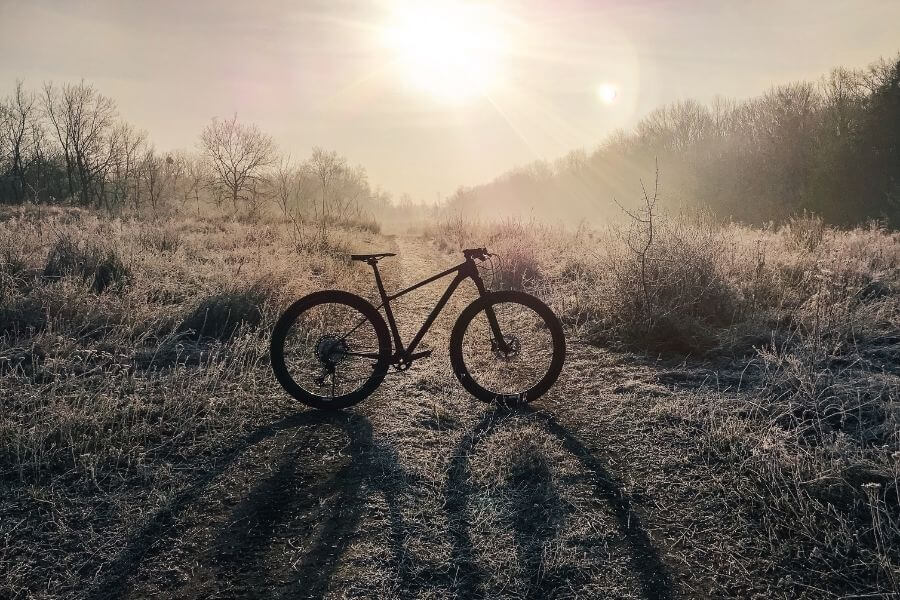 Vélo de montagne au couché de soleil