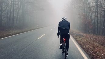 Route et brouillard