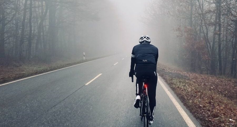 Route et brouillard