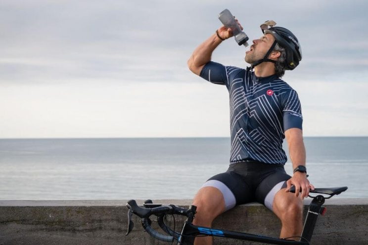 Cycliste boit de l'eau