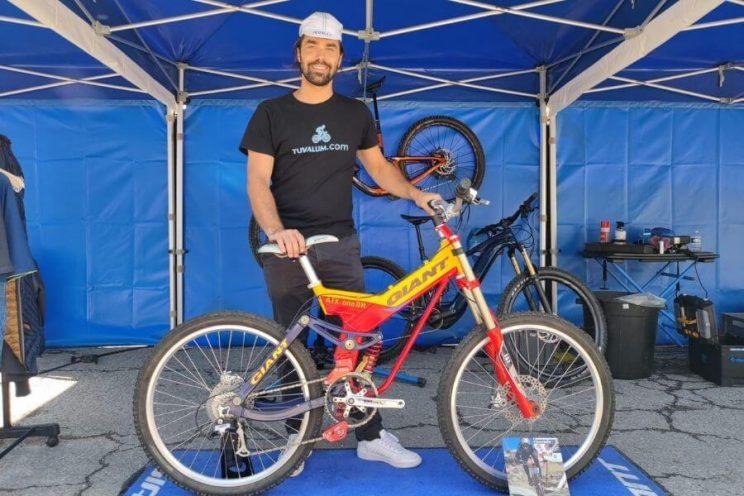 Alex de tuvalum avec un vélo giant au festival velo vert