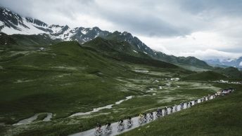 Cyclistes proche de la montagne