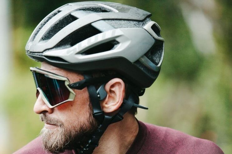 Cycliste avec un casque et des lunettes de soleil