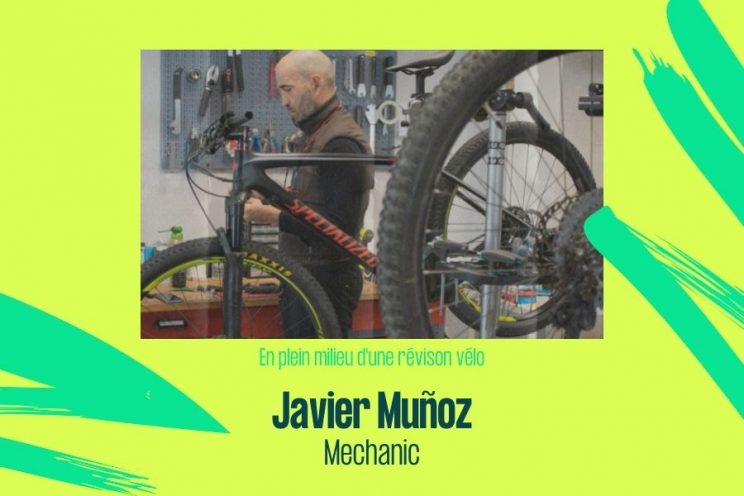 Javier munoz de tuvalum en plein réparation de vélo