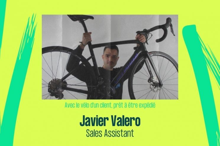 Javier valero de tuvalum avec le vélo d'un client