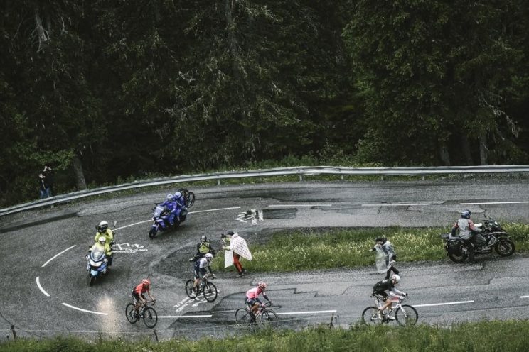 Cyclistes à pleine vistesse dans un virage