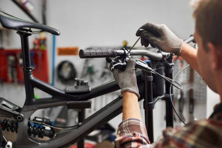 Mécanicien en train de réparer un vélo