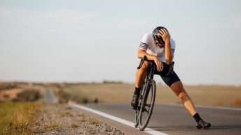 Cycliste à vélo arreté sur le bord de la route