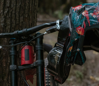 Casco y bicicleta de montaña